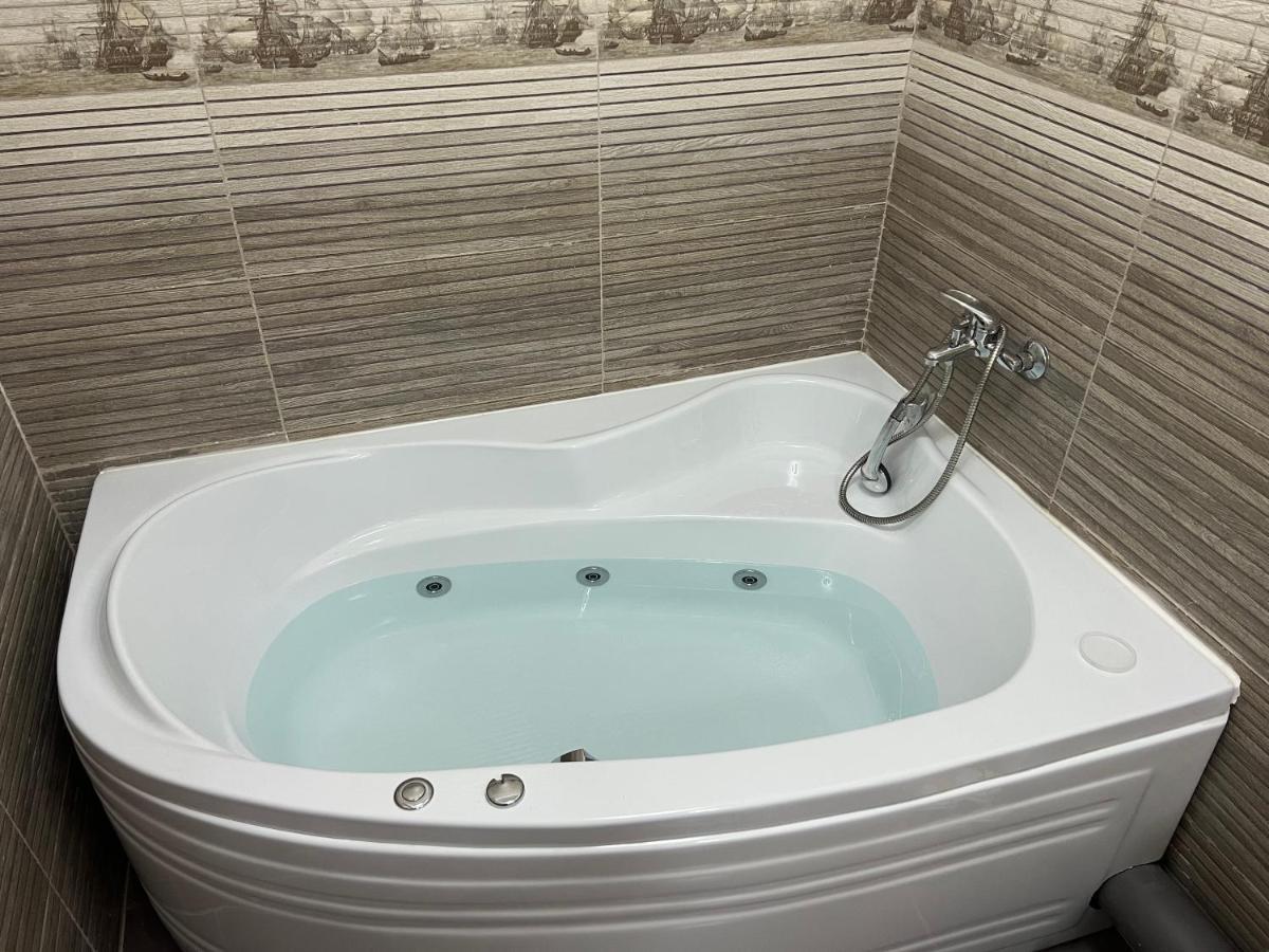 Lovely Flat With Bathtub 5 Mins From Center Craiova Eksteriør bilde